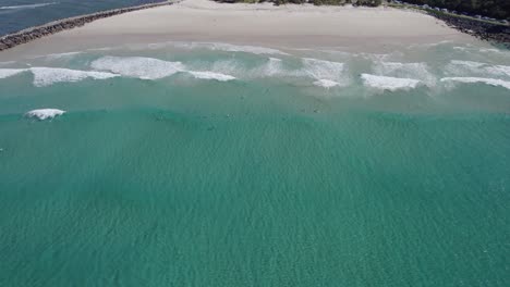 Océano-Turquesa-En-La-Playa-De-Duranbah-En-Nsw,-Australia---Toma-Aérea-De-Drones