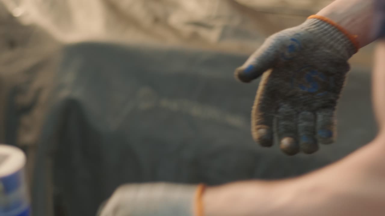 mecánico toma herramientas de servicio de automóviles colgando