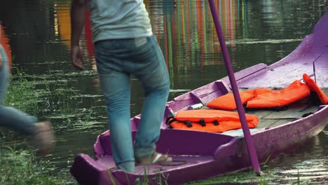 saltando de un pequeño barco morado en el río