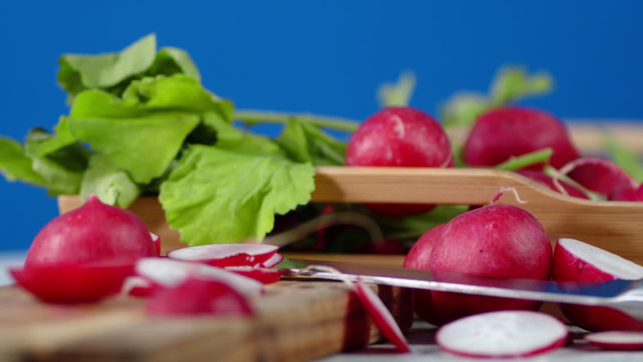 el rábano maduro en rodajas en la tabla de cortar gira lentamente.