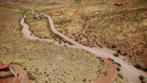 Wenn-Man-Sich-Nach-Oben-Neigt,-Sieht-Man-Eine-Rote-Felsformation-Im-Franklin-Mountain-State-Park-In-El-Paso,-Texas