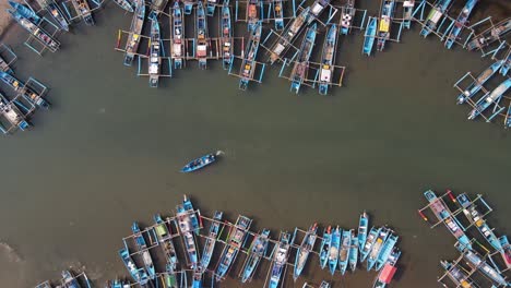 Vista-Aérea-De-Los-Barcos-De-Pesca-Que-Bordean-El-Río-Cokel-En-Pacitan,-Indonesia