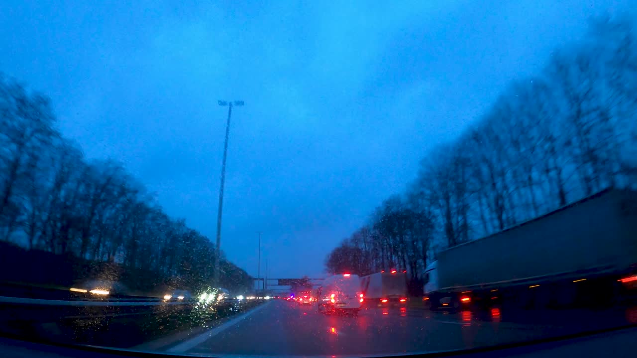 와이퍼와 함께 저녁에 바쁜 고속도로에서 빗속에서 차를 운전하는 운전자 - pov 하이퍼랩스