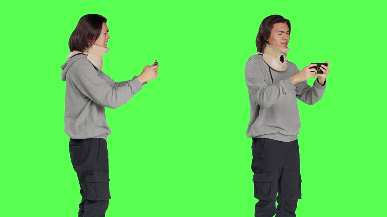 아시아 남자가  ⁇ 드폰으로 비디오를 촬영하고 있습니다.