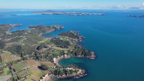 Paisaje-Idílico-En-La-Isla-Waiheke-En-Auckland,-Nueva-Zelanda---Toma-Aérea-Con-Drones