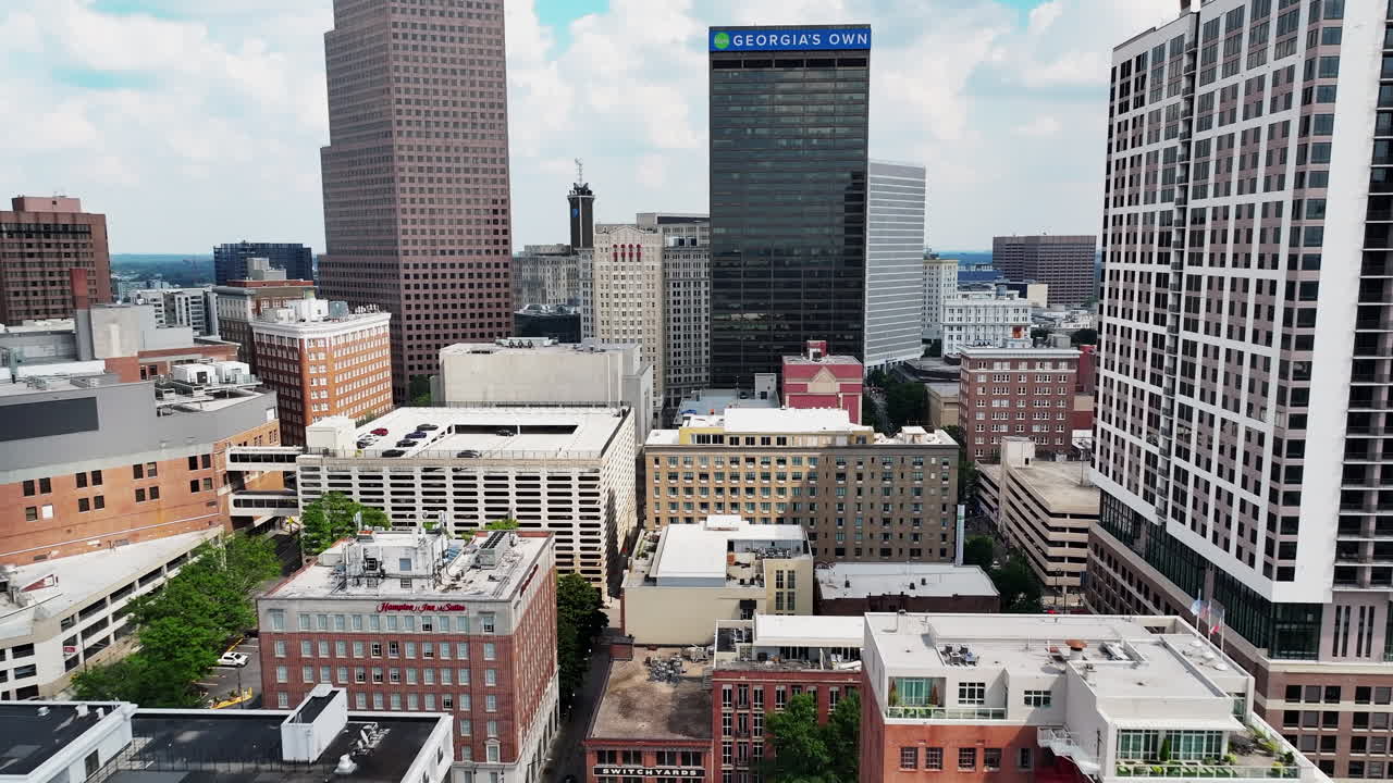 도시 개발 위로 날아갑니다.