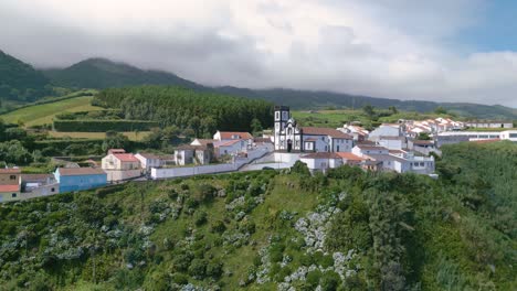 Grúa-Aérea-Tomada-Sobre-La-Parroquia-De-Porto-Formoso-Con-Paisaje-Verde,-Isla-De-São-Miguel,-Azores