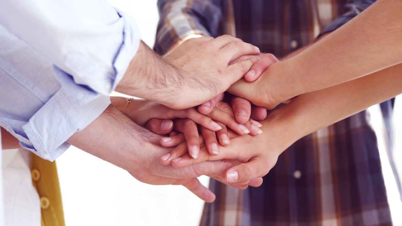 ejecutivos felices formando una pila de manos