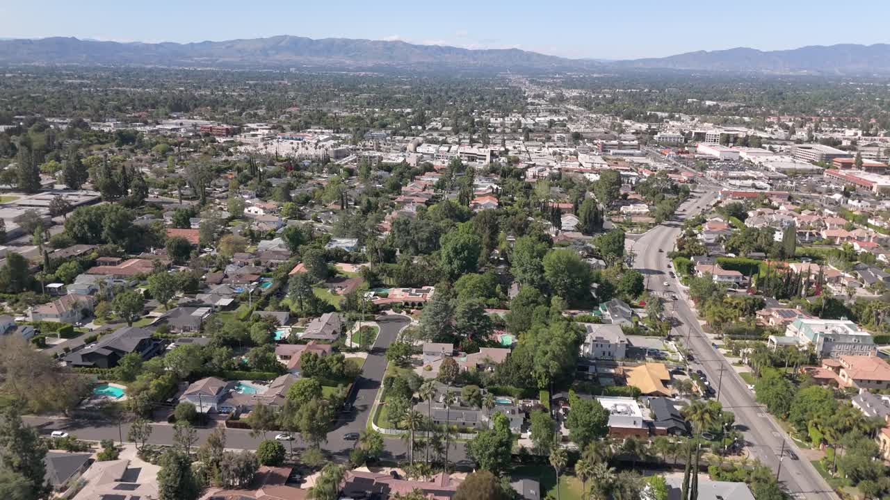 barrio de woodland hills en el valle de san fernando que limita con las montañas tarzana y santa mónica, la