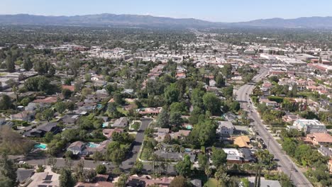 Barrio-De-Woodland-Hills-En-El-Valle-De-San-Fernando,-Bordeando-Las-Montañas-Tarzana-Y-Santa-Mónica,-La