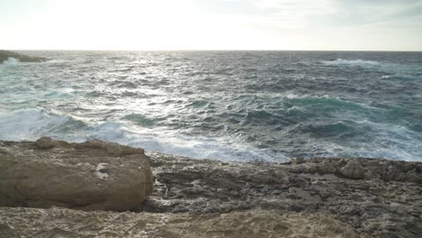 Playa-De-Piedra-Caliza-Con-Olas-Rompiendo-En-La-Costa-De-La-Isla-De-Gozo-Durante-Un-Día-Ventoso-En-Diciembre