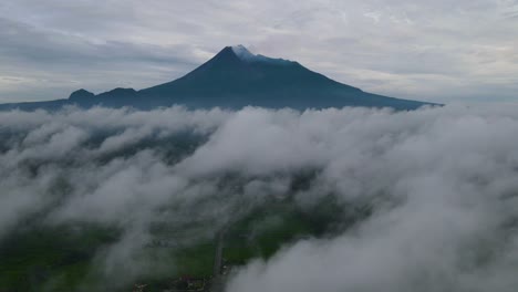 lapso de tiempo aéreo de nubes que se mueven por el monte merapi, java, indonesia