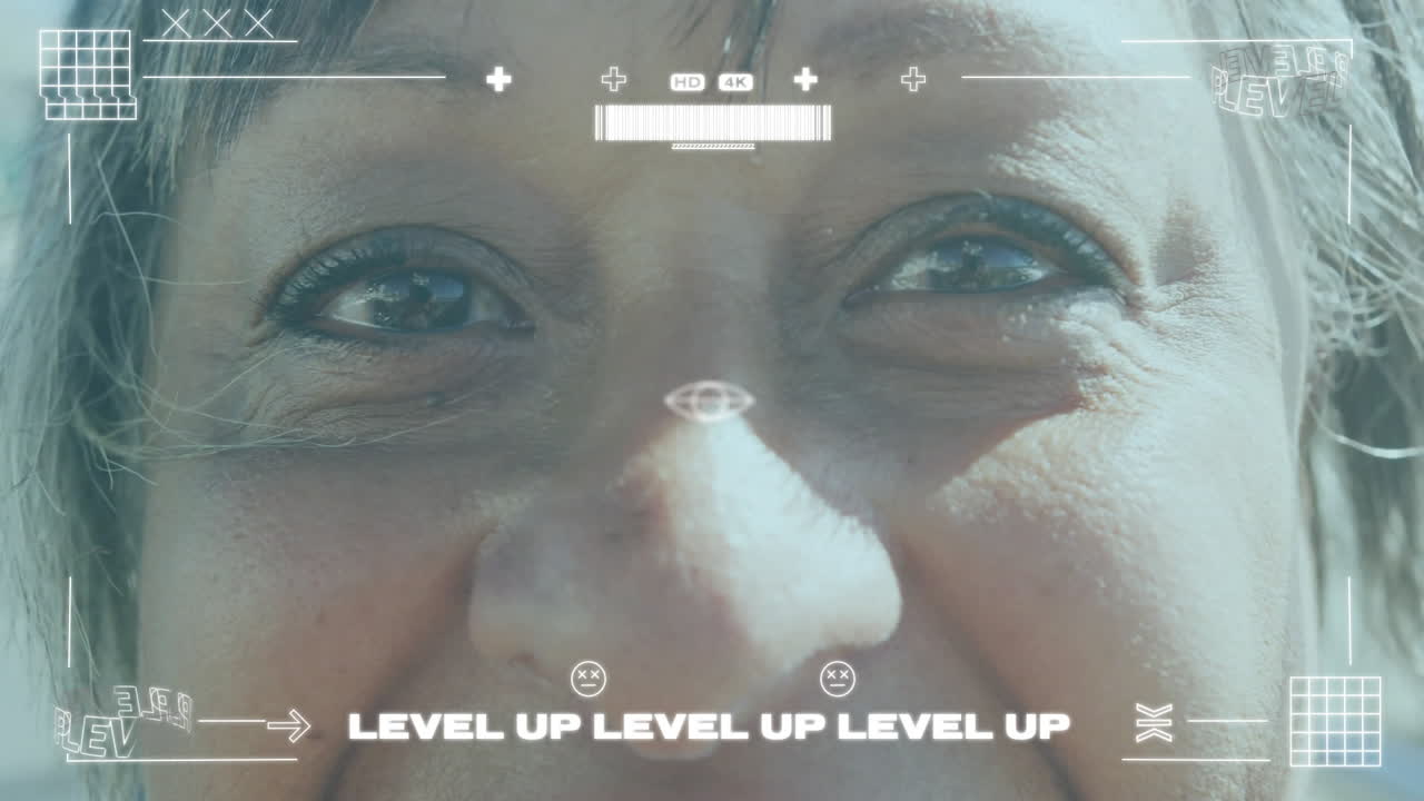 디지털 인터페이스 요소와 함께 사람의 눈의 클로즈업에 대한 레벨 업 텍스트 애니메이션