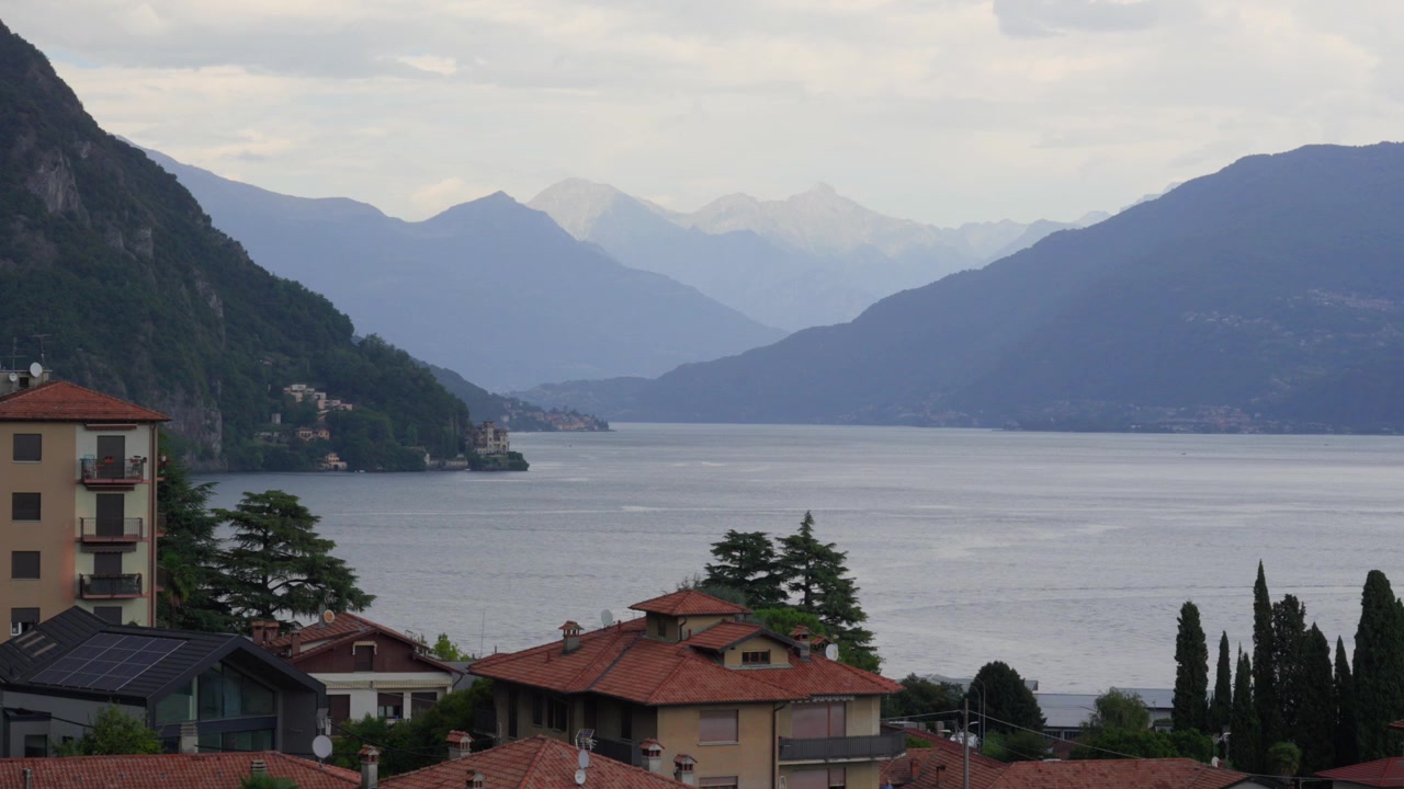 Vista panoramica del Lago di Como in Italia, meta popolare con paesaggi suggestivi e ville lussuose