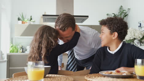 Hija-Ayudando-Al-Padre-Empresario-A-Ponerse-La-Corbata-Mientras-Los-Niños-Desayunan-En-La-Cocina-Antes-De-La-Escuela