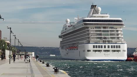 el crucero riviera en el puerto de estambul