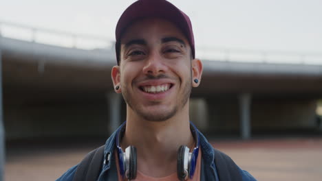 Cerrar-Retrato-Atractivo-Joven-Hispano-Adolescente-Sonriendo-Feliz-Disfrutando-De-Un-Estilo-De-Vida-Exitoso-Estudiante-Masculino-Mirando-Confiado-Usando-Sombrero-Cámara-Lenta