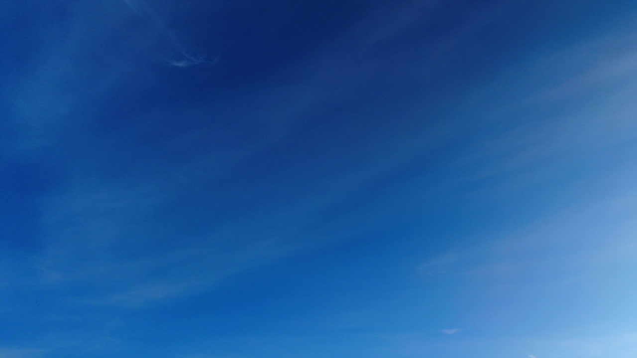 푸른 하늘 자연 배경, 은 희미한 구름이 지나가고, 공간을 복사합니다.