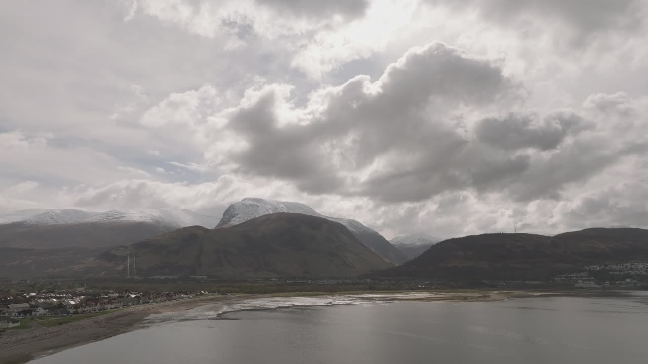 fotografía aérea estática del nevado ben nevis munro y la cordillera