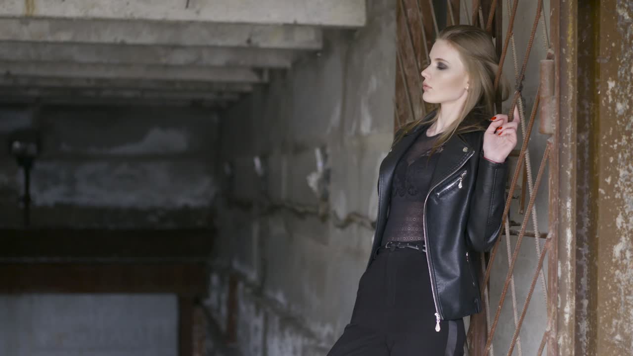 검은색 가죽 재을 입은 여성, 도시 스타일