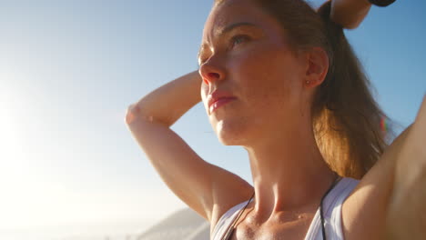 atleta preparándose para hacer ejercicio en la playa