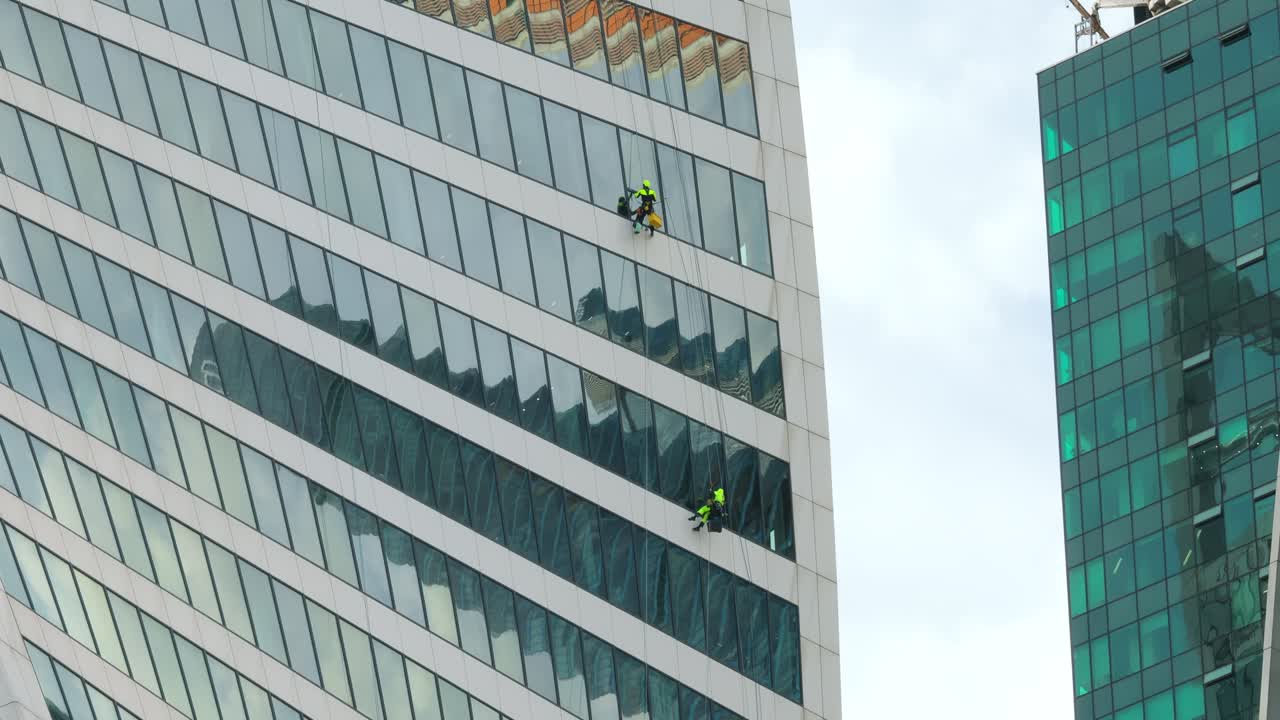 Pulitori professionali di finestre al lavoro
