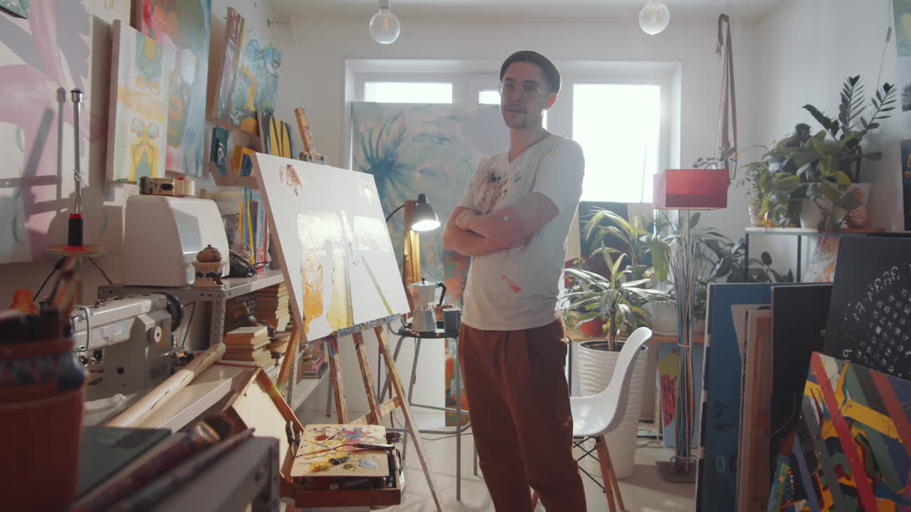 Ritratto di giovane artista uomo in uno studio d'arte