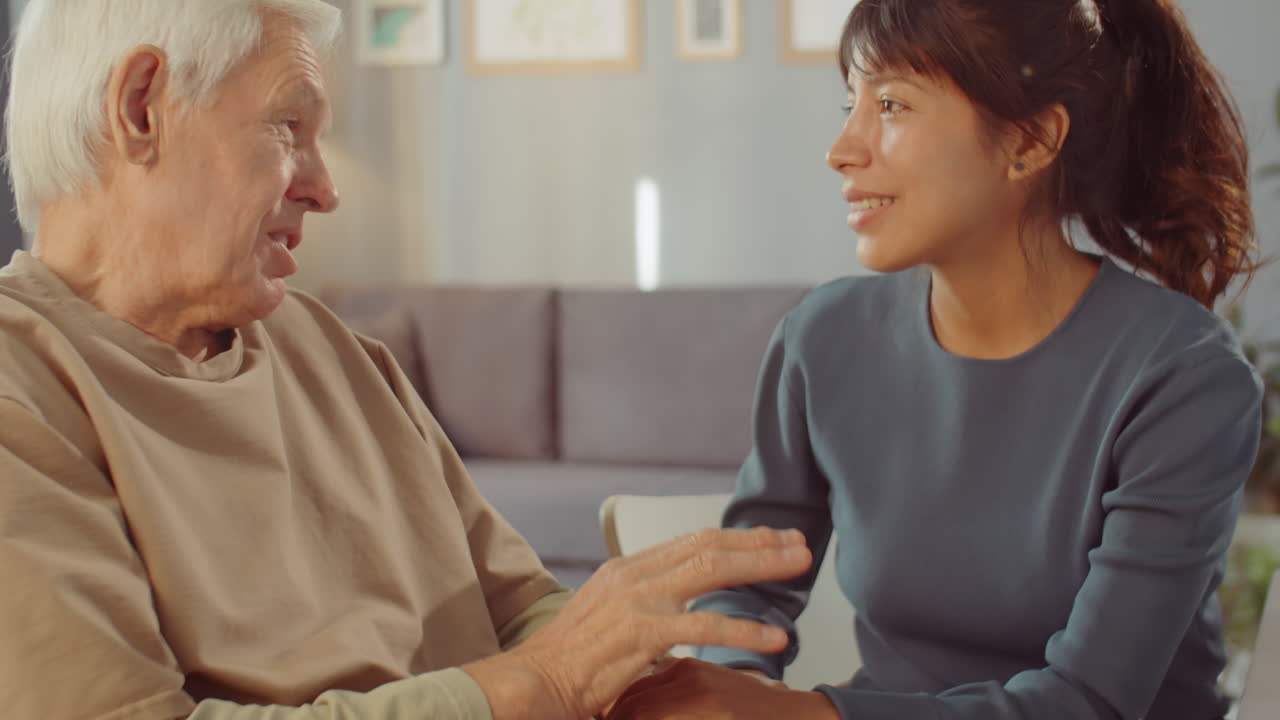 손녀와 대화를 나누고