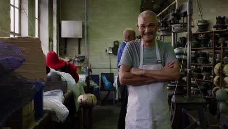 hombres de raza mixta trabajando en una fábrica de sombreros
