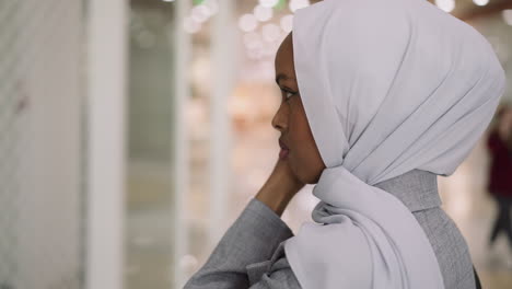 Afroamerikanische-Dame-Passt-Neuen-Hijab-Im-Einkaufszentrum-An