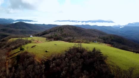 Aerial-Pullout-Farm-on-mountaintop-near-Boone-NC,-Boone-North-Carolina,-Blowing-Rock-NC,-Blowing-Rock-North-Carolina