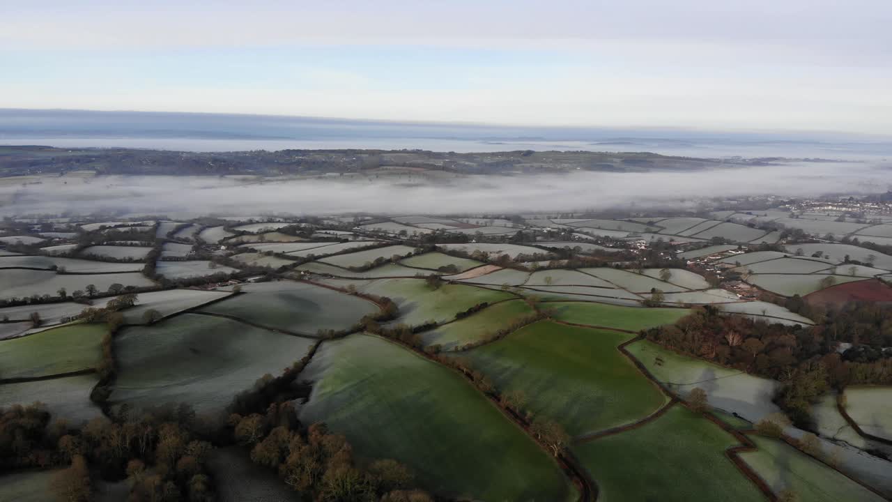 toma panorámica aérea derecha del valle de la nutria en devon, inglaterra en una mañana helada