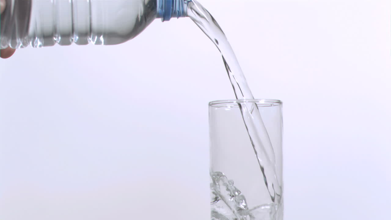슈퍼 슬로 모션으로 물로 채워진 유리잔