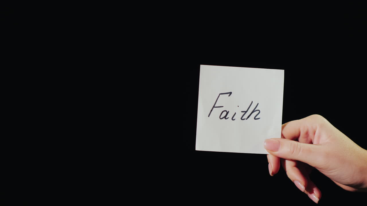 el hombre quema un papel con la inscripción fe