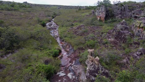 un pequeño río fluye a través de un paisaje rocoso extremadamente escarpado y erosionado