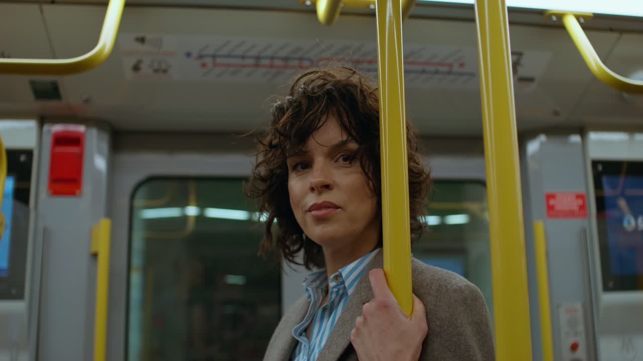 지하철에 있는 여자