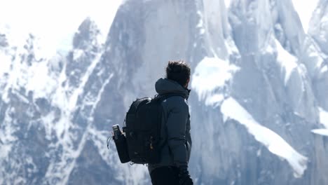fotógrafo mirando el cerro torre en chaltén, patagonia, argentina