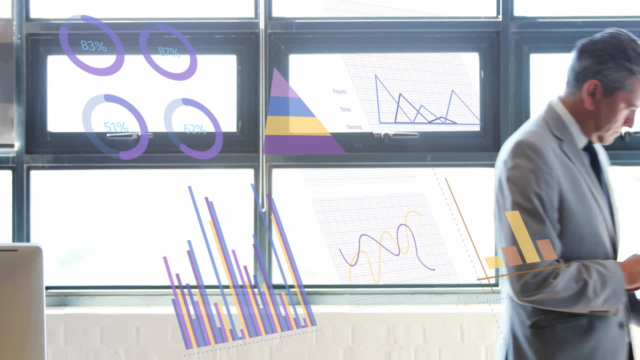 animación del procesamiento de datos sobre el empresario caucásico en la oficina