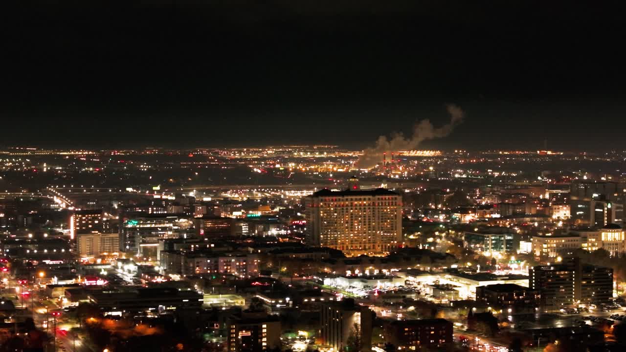 Ripresa aerea con drone di Salt Lake City, Utah, di notte con edifici industriali