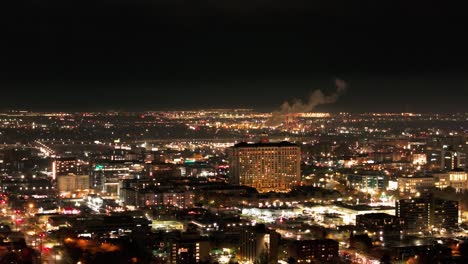 tomada de vuelo de un avión no tripulado de salt lake city, utah por la noche con edificios industriales