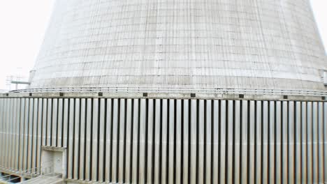 vuelo de drones hacia arriba a lo largo de la estructura gigante de una torre de refrigeración de una central eléctrica de carbón en europa