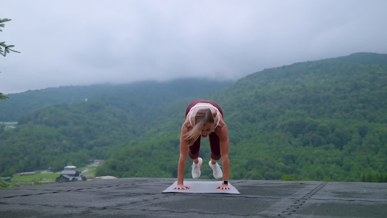 mujer haciendo ejercicio al aire libre en la naturaleza