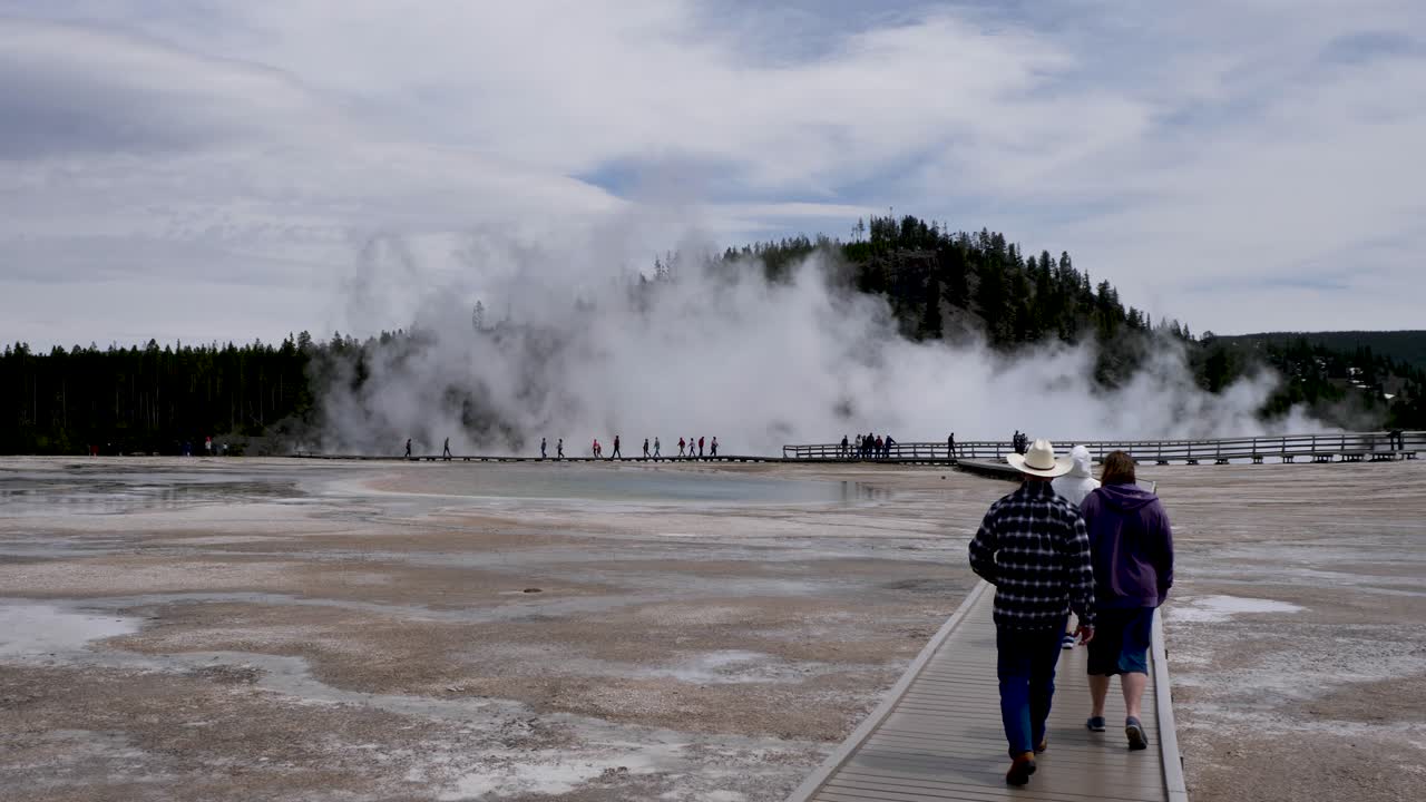 gente caminando alrededor de la gran primavera prismática, piedra amarilla