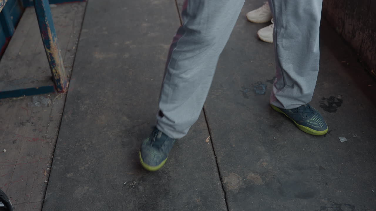 invierno urbano y jovial al aire libre, intercambio de gestos humorísticos entre hombres y mujeres en un ambiente invernal, pareja entusiasta participando en intercambios divertidos en un entorno urbano invernal al aire libre