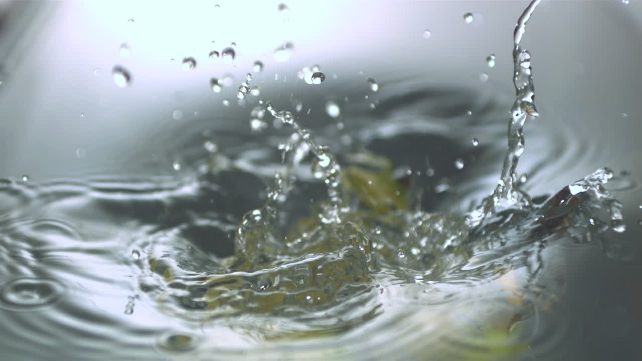 바나나는 물에 떨어집니다.