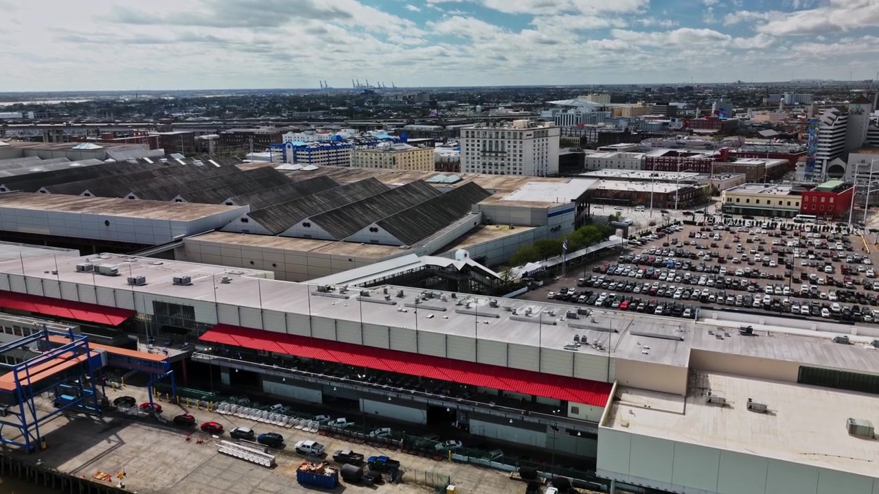 Veduta aerea di una stazione ferroviaria in una città