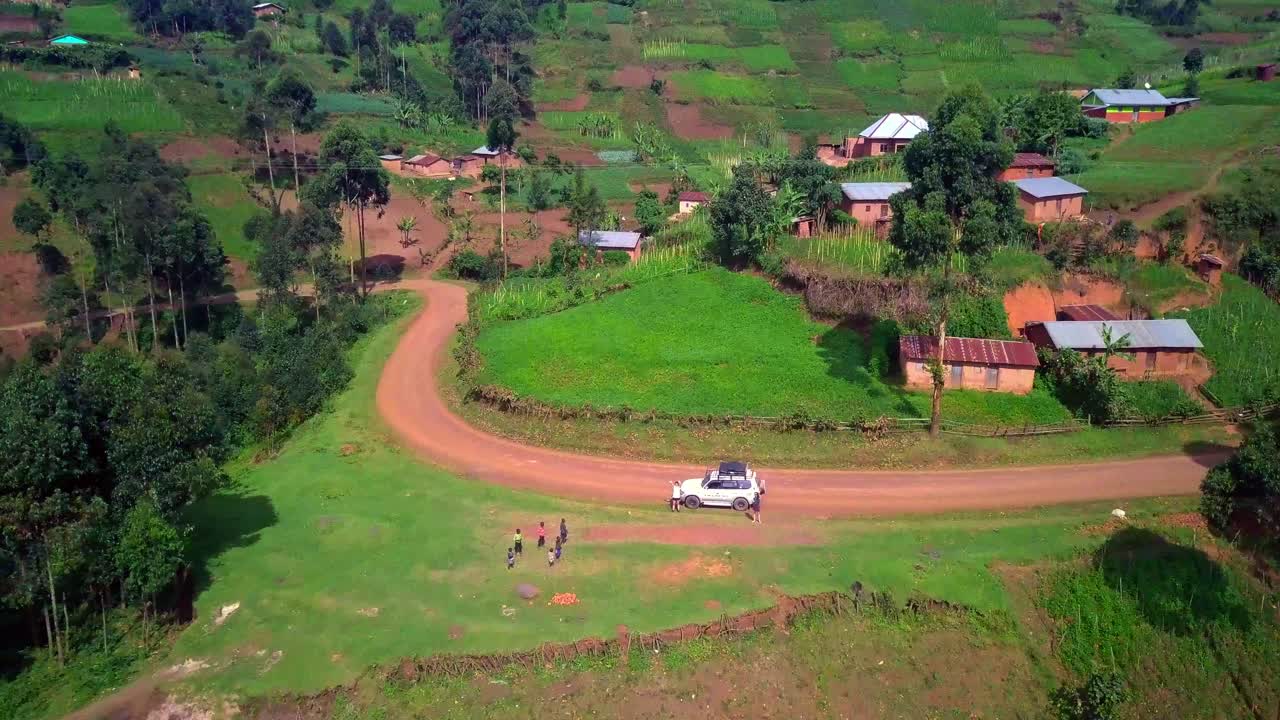 turistas en safari en uganda, áfrica oriental - toma aérea de un avión no tripulado