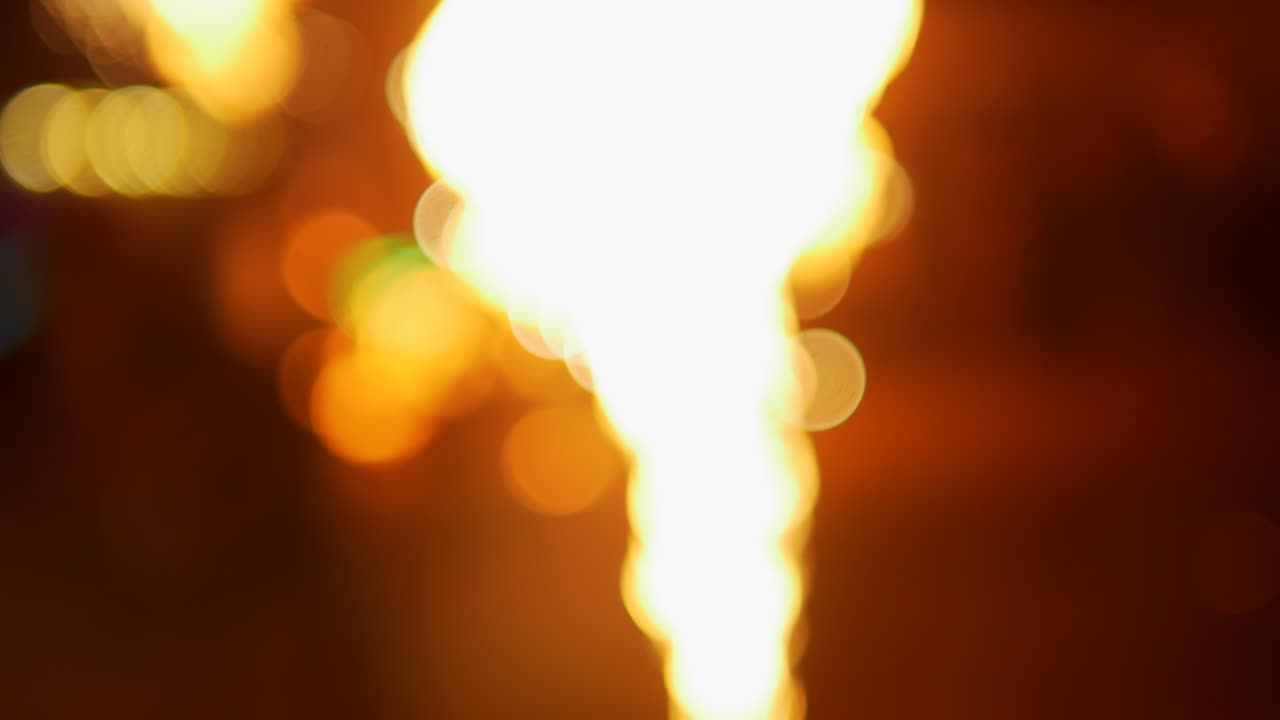 antorcha de fuego o chispas en un fondo borroso, brillo festivo espacio de copia bokeh. hermoso fondo de año nuevo con fuegos artificiales bokeh