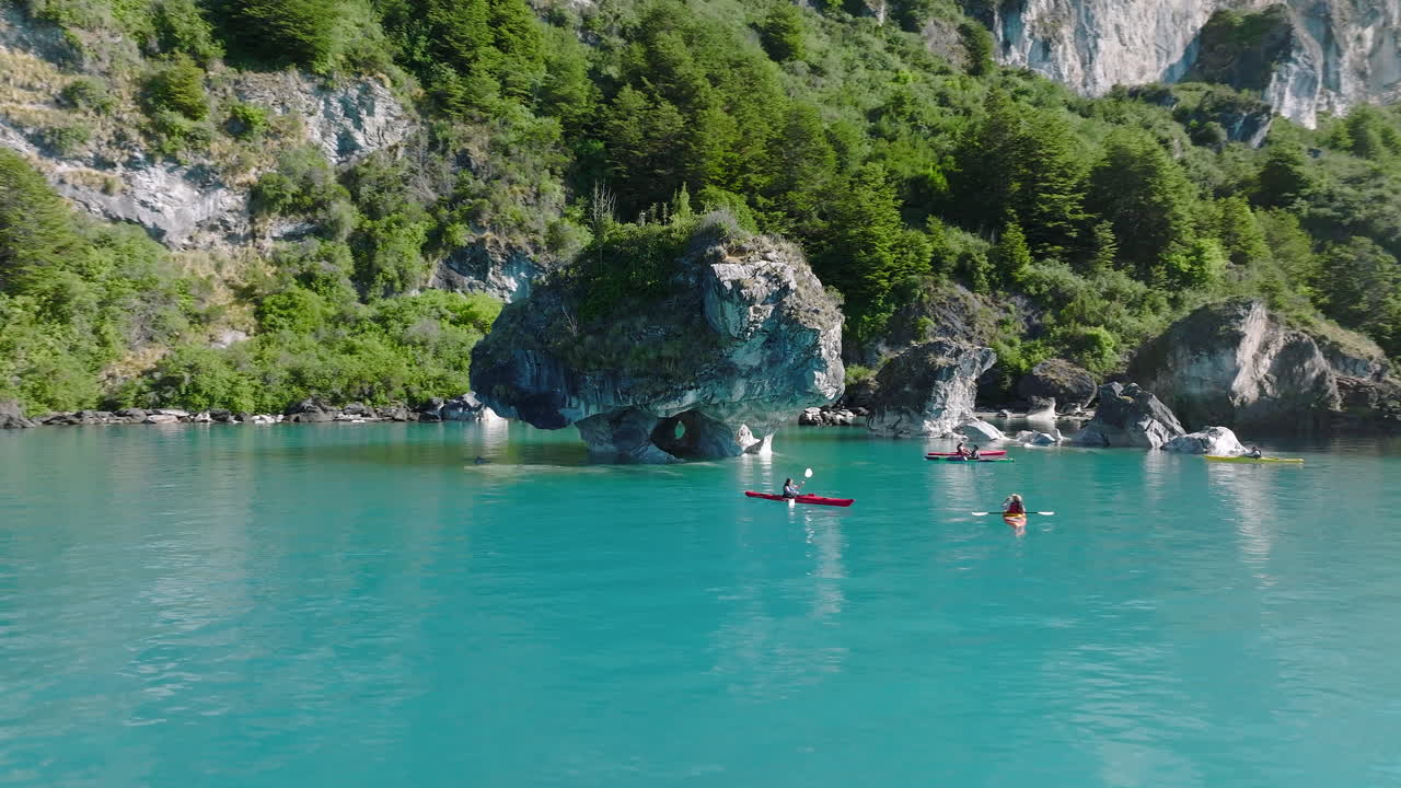 kayakistas explorando las cuevas de la catedral de mármol en el lago general carrera
