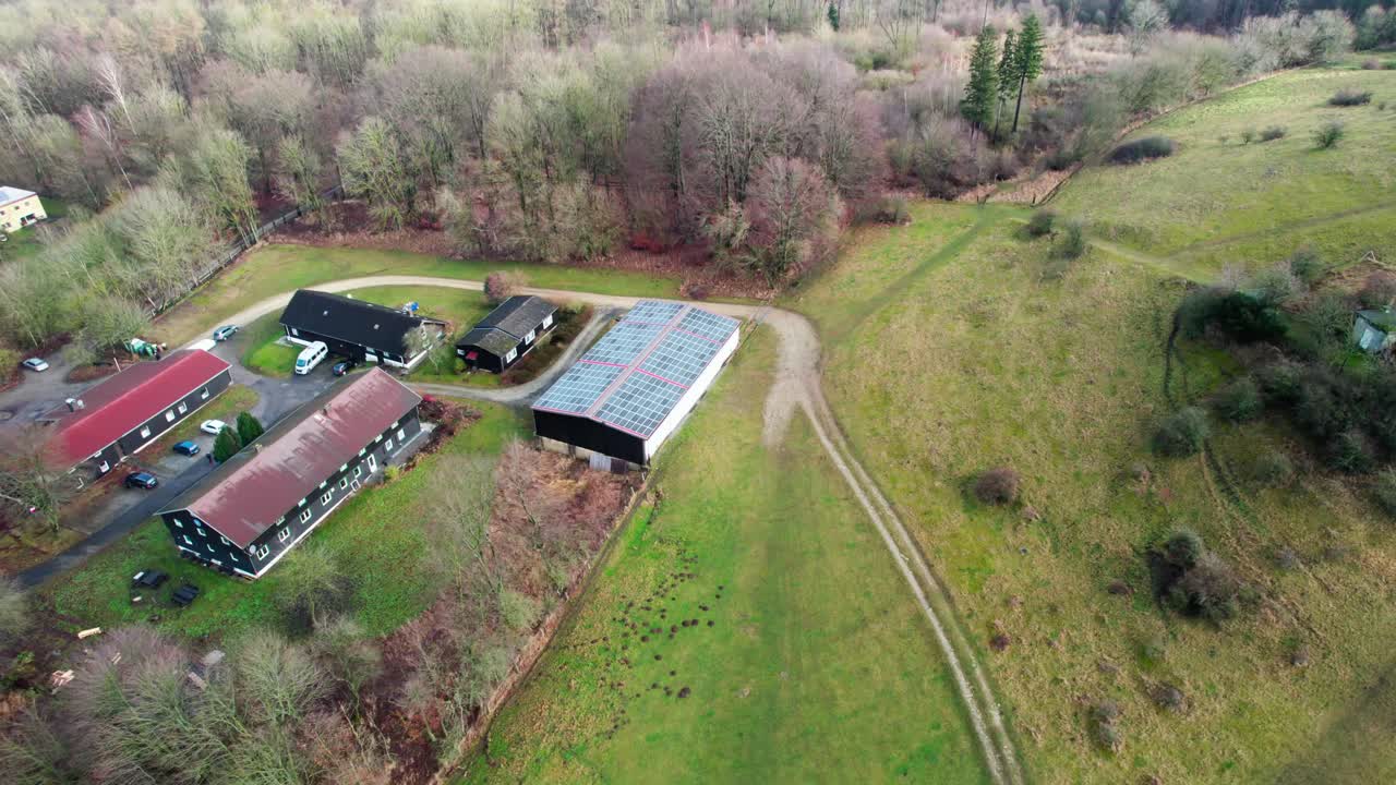 Drone flyver over et lille landbrugsområde i udkanten af Bristol, omgivet af landskab